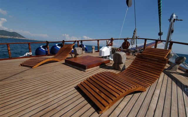 Plaghia Charter Boat&Breakfast