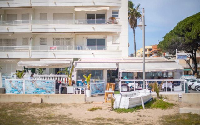 R126 Beachfront Apartment Sant Salvador