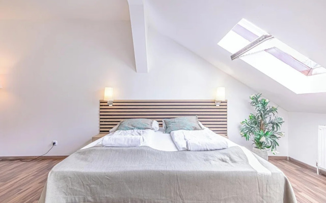 Stylish 3BR Apt With Balcony City Center