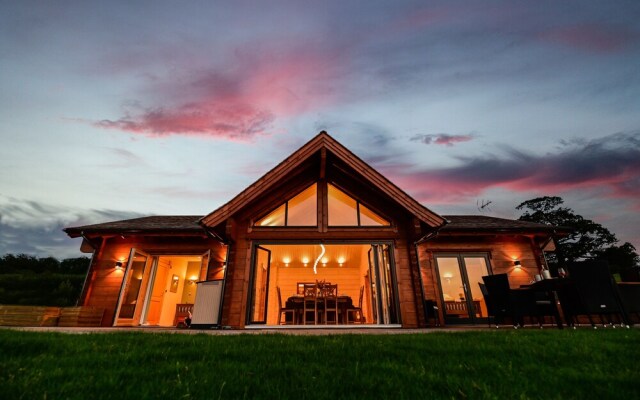 Cuddfan Lodge on a Gorgeous Private Lake