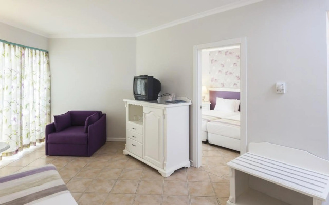 İz Flower Side Beach Hotel