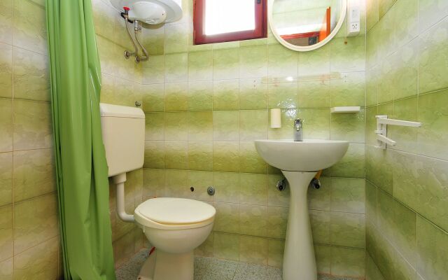 Apartment Mirko - 100m from the sea: A2 Nin, Zadar riviera