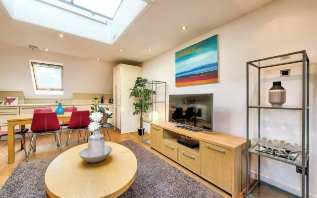 JOIVY Quiet Mews Street Apartment in the Heart of Edinburgh