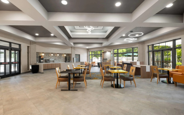 La Quinta Inn & Suites by Wyndham Raleigh Cary