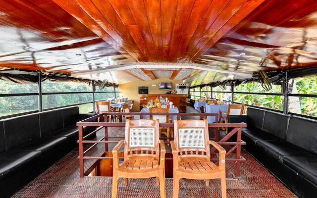 Oyo 24920 Indraprastha Royal Castle Sharing Houseboat