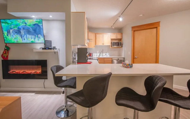 Mountain View 2 Bedroom Condo-Top Floor