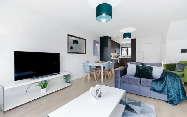 Spacious 4bedroom House-01 in Farnham Royal Slough