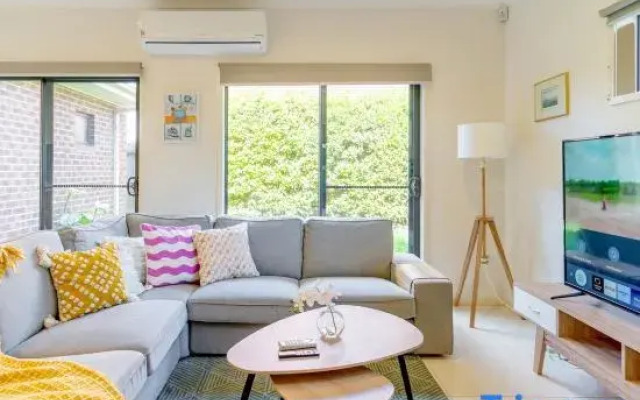 Modern Home in Central Oakleigh East