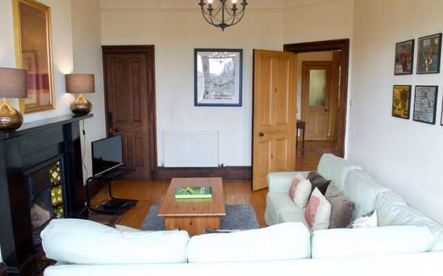 2 Bedroom Flat Near The Kings Theatre