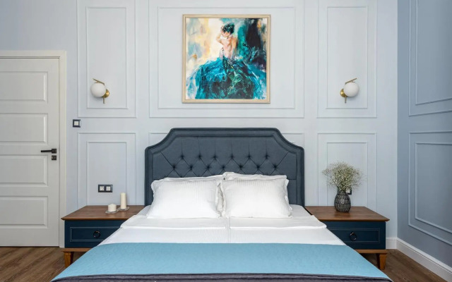 LUXURY & UNIQUE - TOP CENTER Apt. - 3BDR & 2 Baths