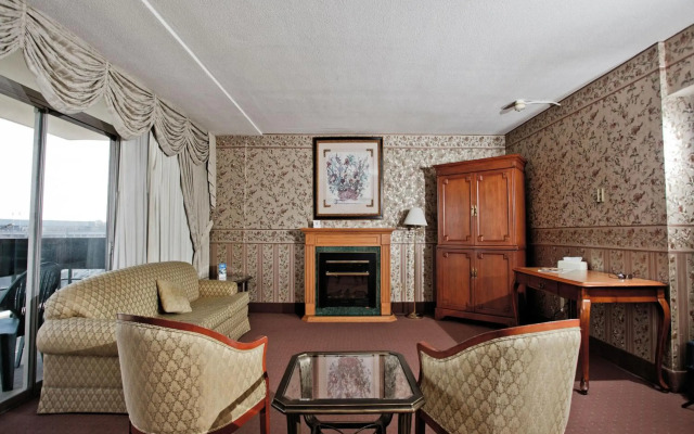 Travelodge by Wyndham Niagara Falls Fallsview