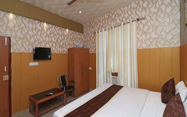 OYO 13234 Hotel Mahak