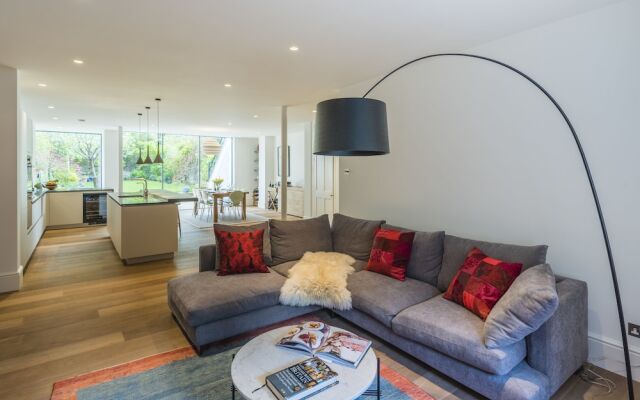 Luxurious Highbury Mansion with Beautiful Garden