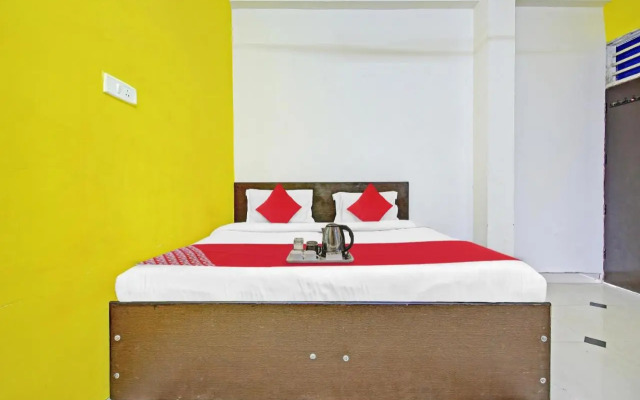 OYO 82775 Radhe Hotel