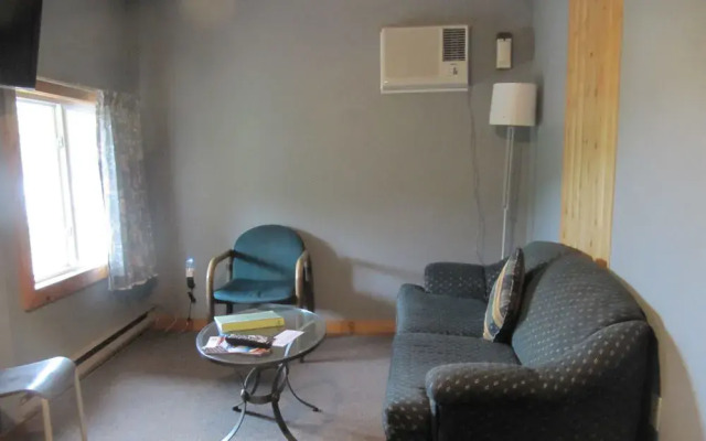 Spectacle Lake Lodge