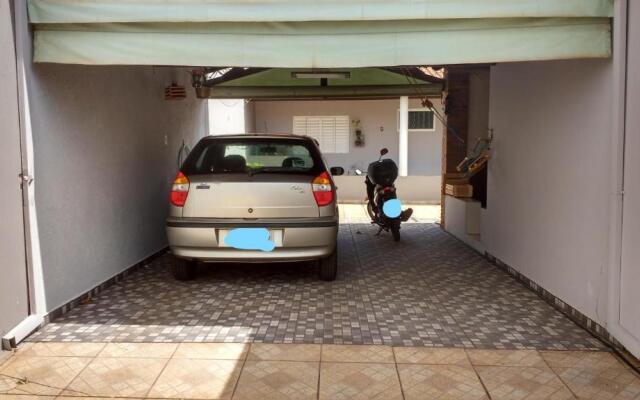 casa a 5 minutos do aeroporto e Univida