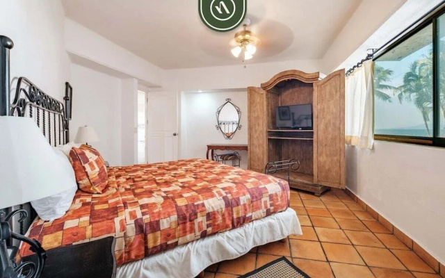 Amazing 2 BR Condo Overlooking the Pool - Romantic Zone