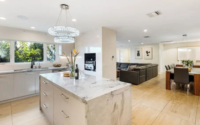 LA Hillside Retreat w/ Pool, Views, Fire Pit & Outdoor Lounging Casa Bellagio by Avantstay