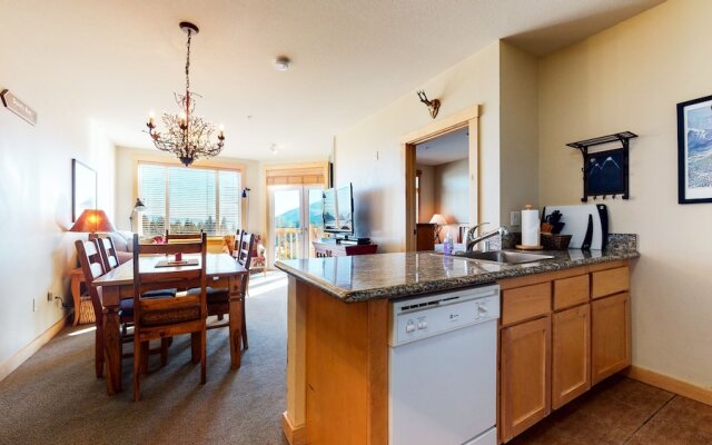 Sunstone 209 Ski-In Ski-Out, Gorgeous Mountain Views, Heated Pool Jacuzzi by RedAwning
