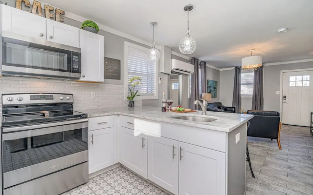 Urban Pearl-2 Bedroom & Private Patio-in Midtown