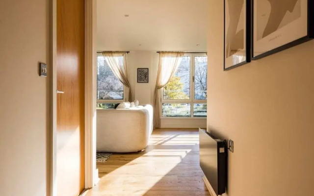 The Crystal Quarters - Modern & Bright 2BDR Apartment