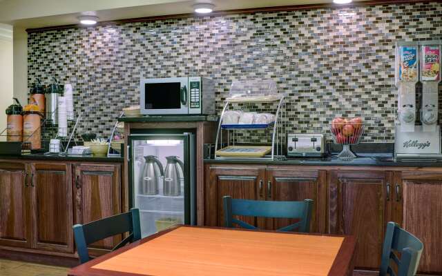 Days Inn by Wyndham Macon I-475