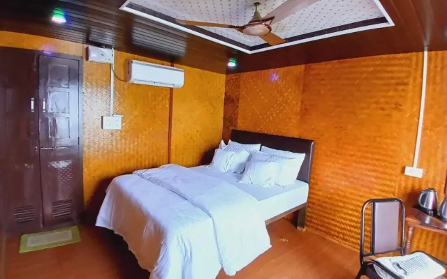 Aquaholic - A Floating Villa