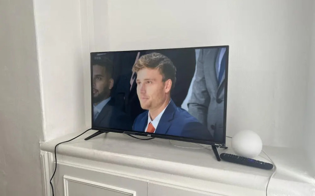 Leicester Aprt-sleeps3-db-tv-wifi