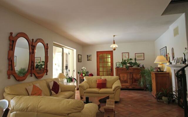 Spacious Villa at Saint-raphael With Jacuzzi