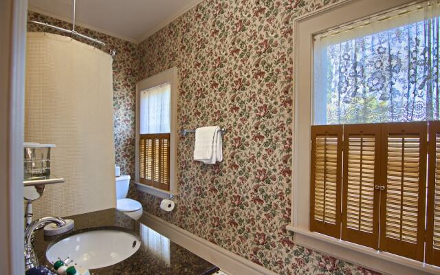 North Lodge on Oakland Bed and Breakfast