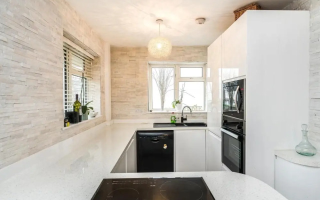 NEW Sleek Light Filled 2 Bedroom Flat With Garden