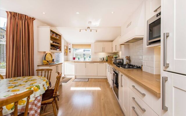 Fabulously British 3 Bed House near Battersea Park