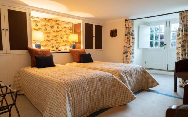 Liiiving in Moledo Historical Pool Villa