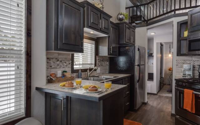 Hickory-dickory Hollow