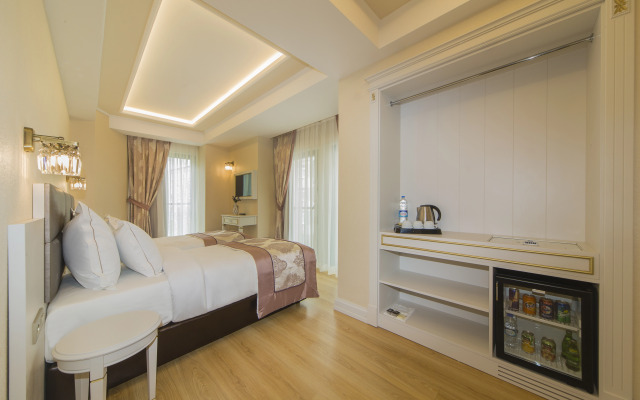 Grand Naki Hotel