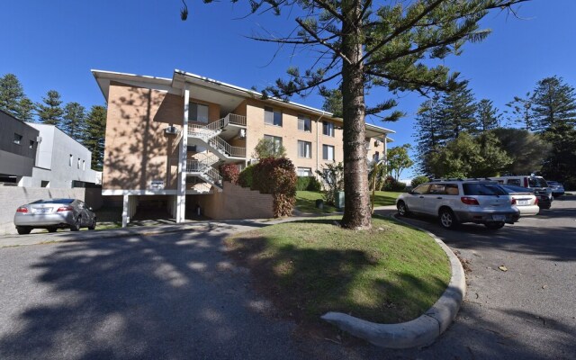 Cottesloe Beach Pines Apartment