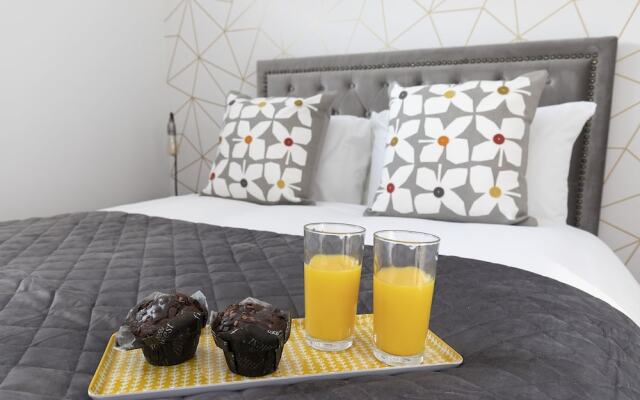 Elliot Oliver -Stylish 2 Bedroom Apartment With Parking In The Docks