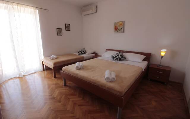 Studios & Rooms Fiesta