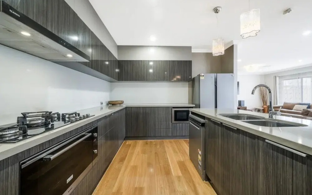 Spacious 4-bed House With Outdoor Area