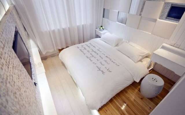 Yiyun Botique Inn Moonlight Watermark