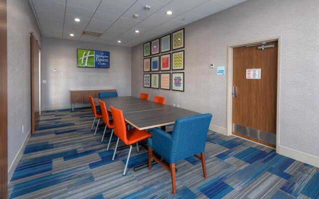 Holiday Inn Express & Suites Tulsa Midtown, an IHG Hotel