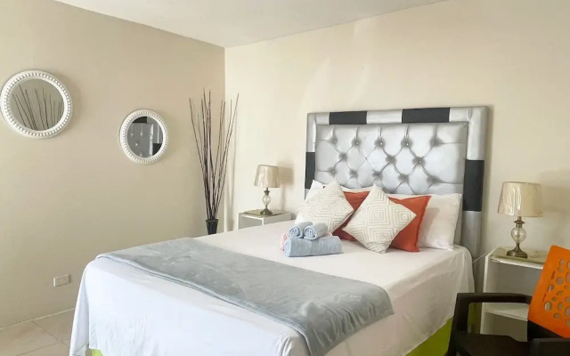 Skyline Suites 2 Queen bedroom 2 Condo by RedAwning