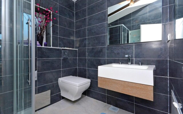 Stunning Home in Podstrana With Jacuzzi, Wifi and 7 Bedrooms