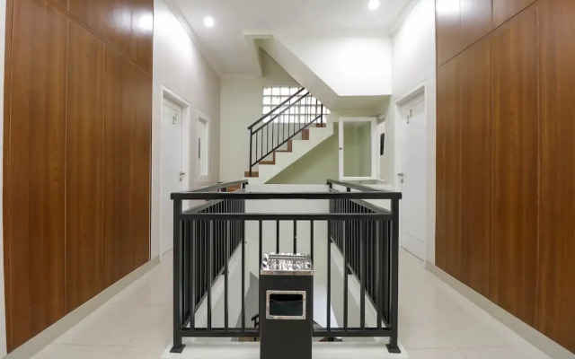 RedDoorz Syariah Plus near Dharmawangsa