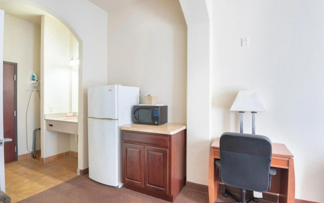 OYO Townhouse Clute Lake Jackson