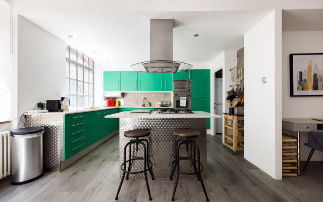 Central Soho Warehouse Loft with Concierge