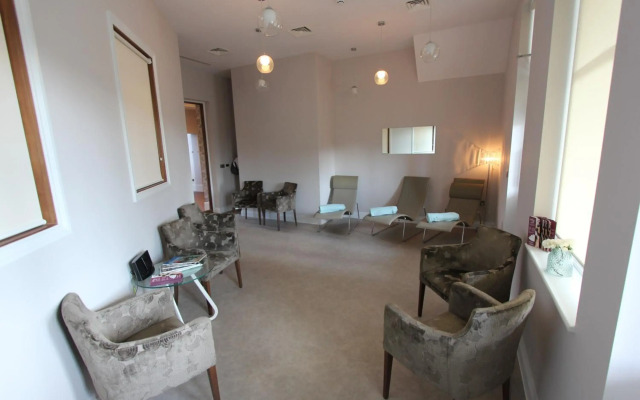 Yarrow Hotel