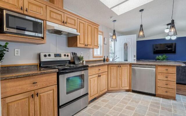 Mountain Time I Powderkeg I Firepit l King Bed