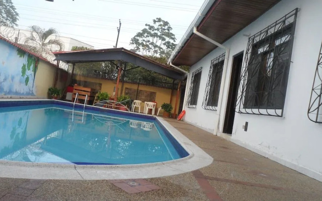 Leticias Guest House - Hostel