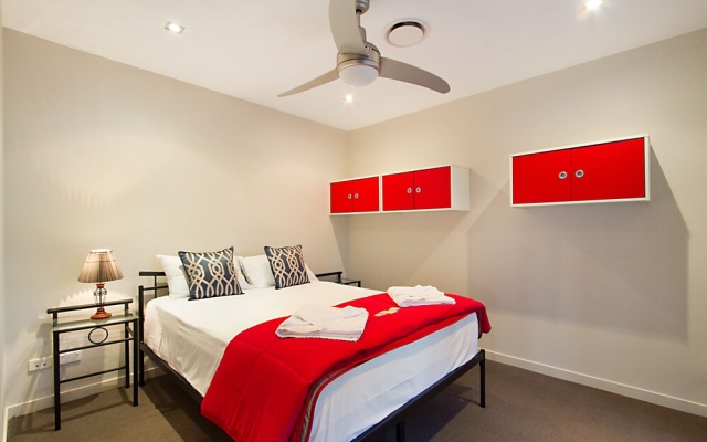 The Bali Hut on the Waters of the Central Gold Coast Apartment 5 – Guest Rooms – Bundall